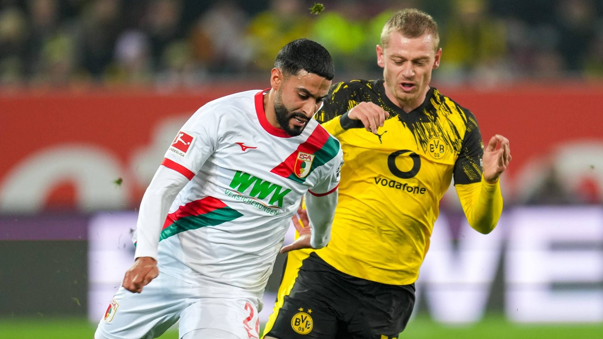 Elias Saad (l.) im Duell mit Julian Ryerson vom BVB (Archivbild): Der Stürmer wechselt für die Rückrunde zu Hannover 96.