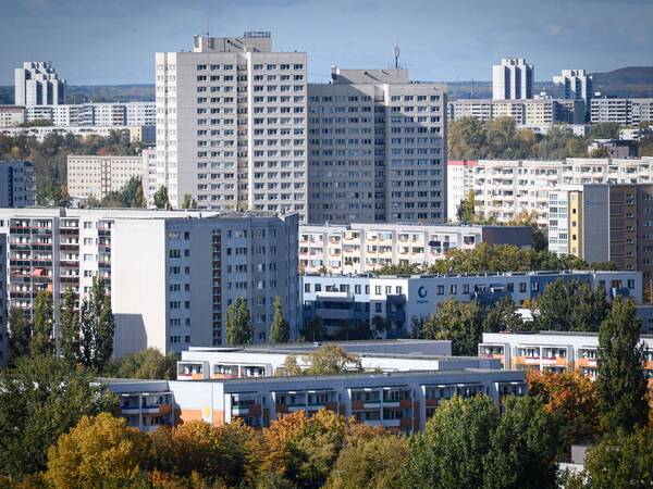 Berlin, Themenbild Wohnraumversorgung Im Bild sind Plattenbauten im Bezirk Marzahn am 13.10.2025 in Berlin. Berlin Berlin Deutschland *** Berlin, themed picture housing supply The picture shows prefabricated buildings in the Marzahn district on 13 10 2025 in Berlin Berlin Germany