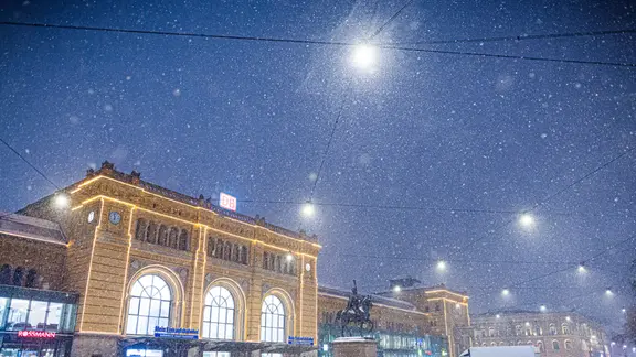 Schneebedeckt ist der Ernst-August-Platz vor dem Hauptbahnhof am frühen Morgen. 