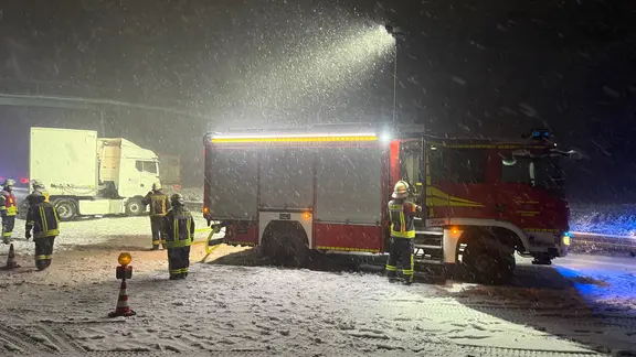 Die Witterung macht der Feuerwehr zu schaffen: Laut Polizei hatten die Einsatzkräfte Probleme, zur Unfallstelle zu gelangen. (Themenbild) | HannoverReporter Einsatzfahrzeuge stehen bei starkem Schneefall auf der A2.