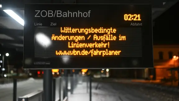 Eine digitale Hinweistafel am Bahnhof in Leer macht drauf aufmerksam, dass es zu Witterungsbedingten Änderungen und Ausfällen im Linienverkehr kommen kann.