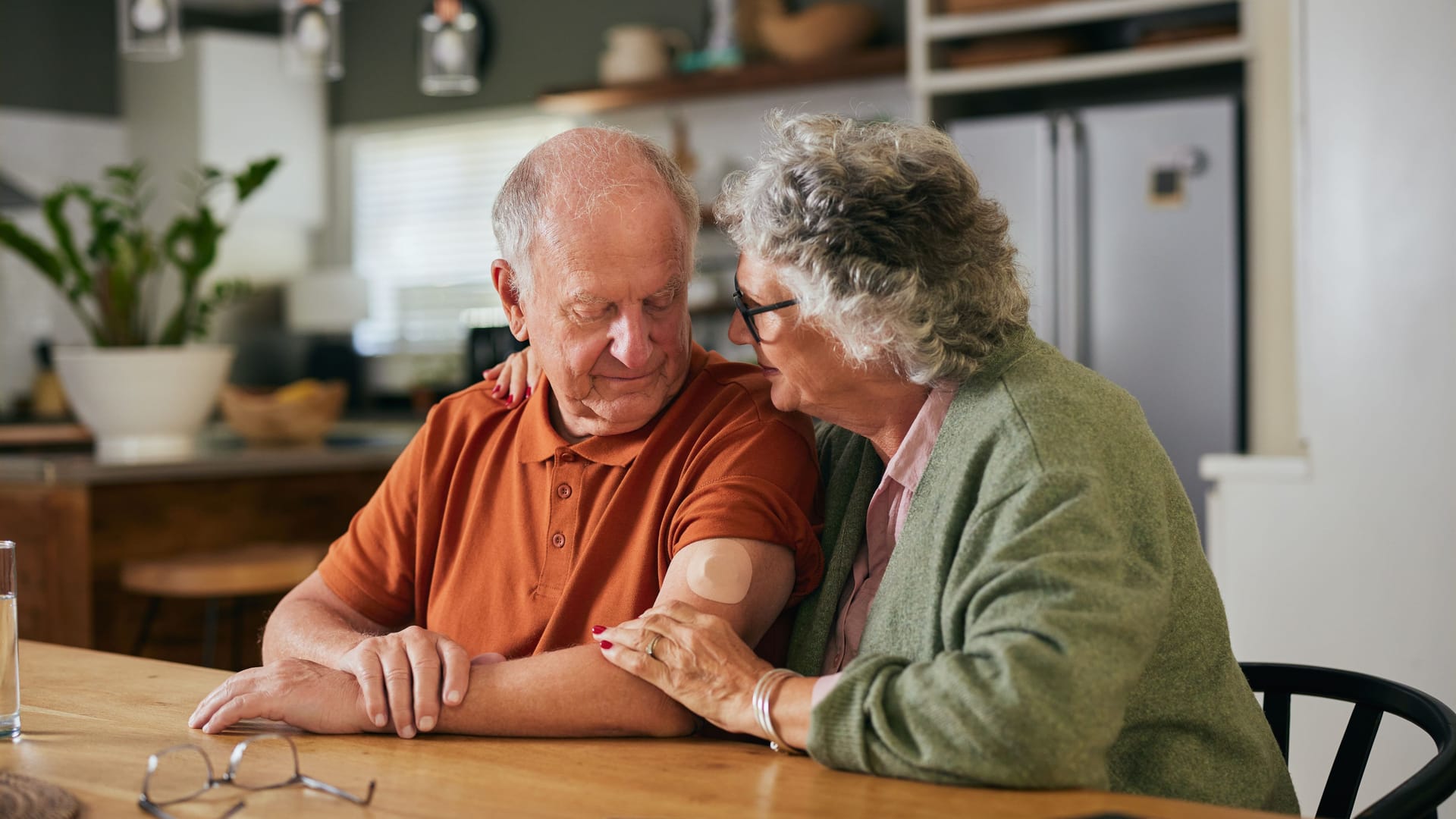 Ältere Frau spricht mit älterem Mann Ältere Frau spricht mit älterem Mann