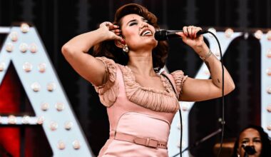 Konzert des britischen Popstars: Raye geht in Berlin auf volles Risiko - tagesspiegel.de