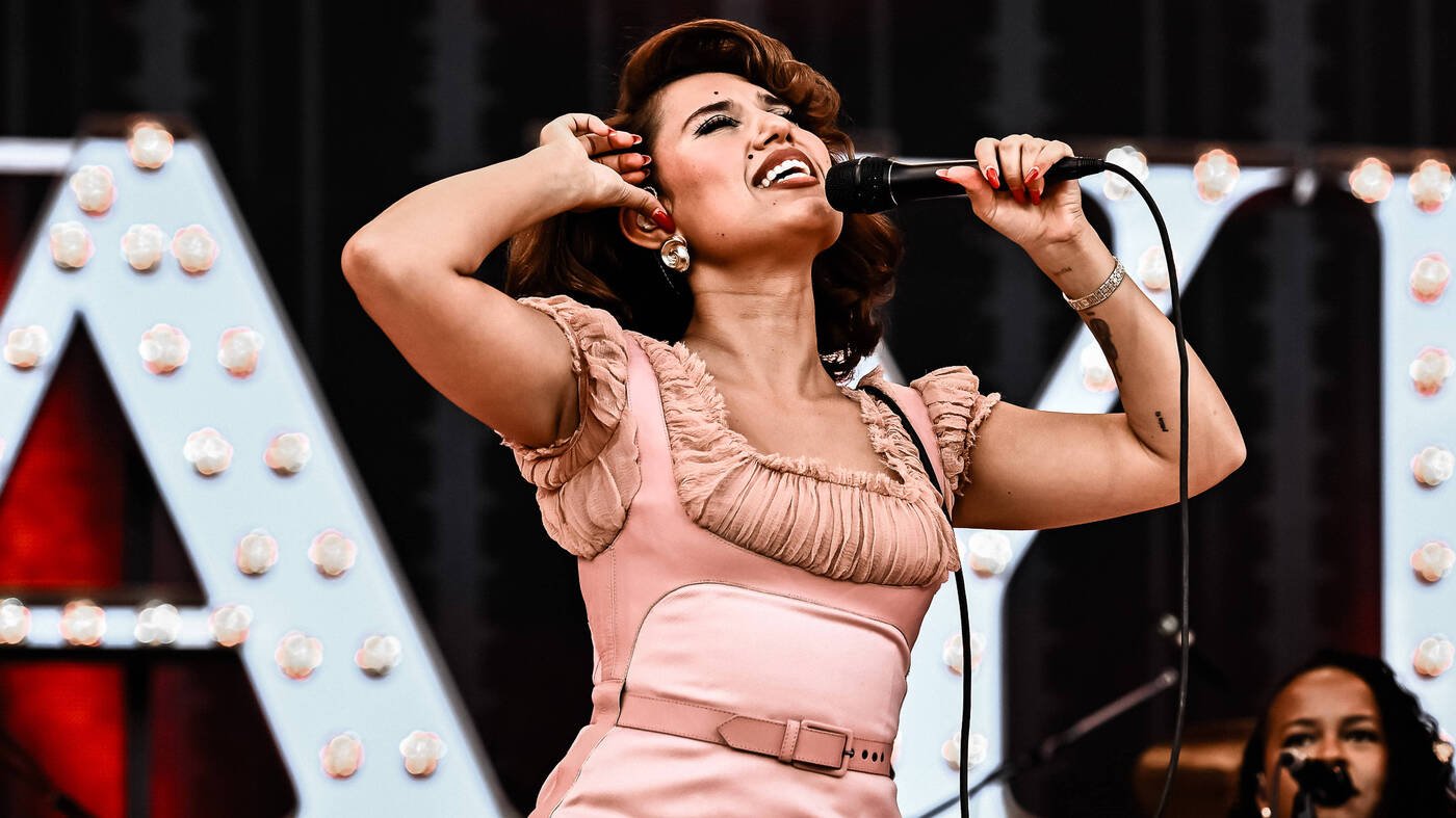 Konzert des britischen Popstars: Raye geht in Berlin auf volles Risiko - tagesspiegel.de