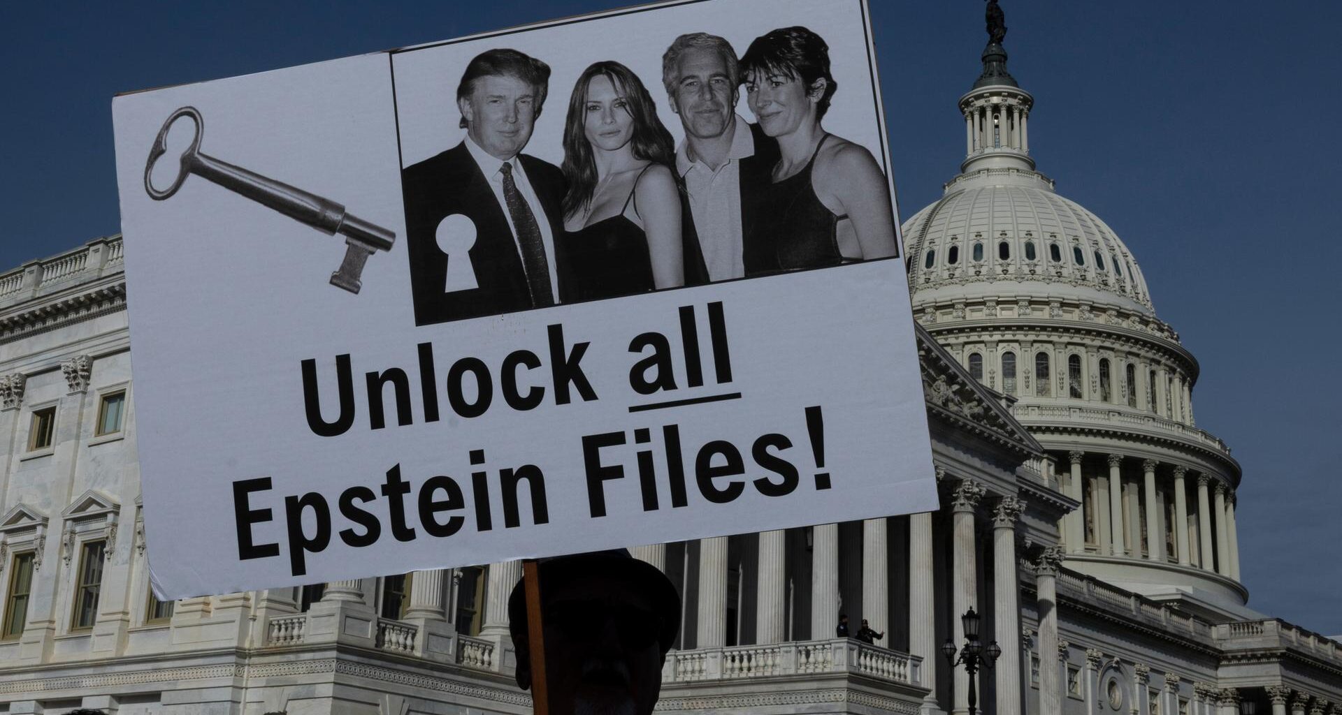 Vor dem US-Kapiton in Washington hält ein Demonstrant ein Schild mit der Aufschrift "Unlock all Epstein Files" in die Höhe.