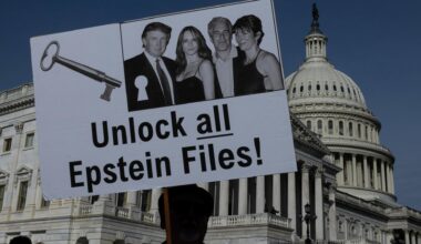 Vor dem US-Kapiton in Washington hält ein Demonstrant ein Schild mit der Aufschrift "Unlock all Epstein Files" in die Höhe.
