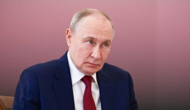 Russlands Präsident Wladimir Putin beobachtet während eines Treffens mit dem Gouverneur von St. Petersburg, Alexander Beglov