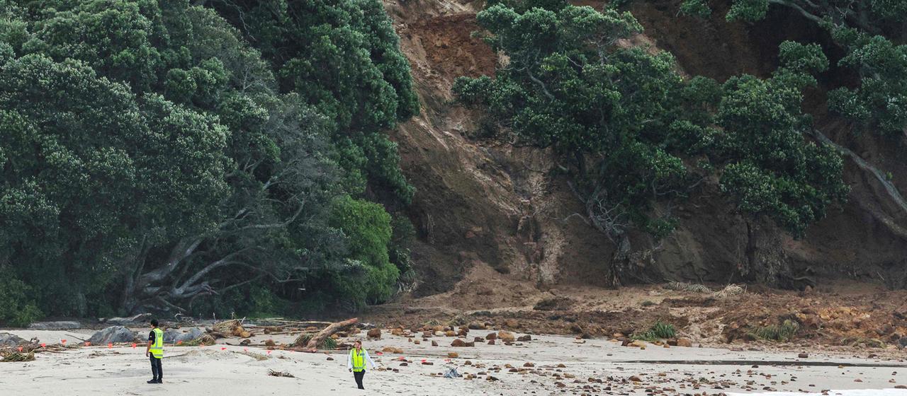 Lokale Rettungskräfte suchen nach einem Erdrutsch am Mount Maunganui in Tauranga (Neuseeland) nach Vermissten. 