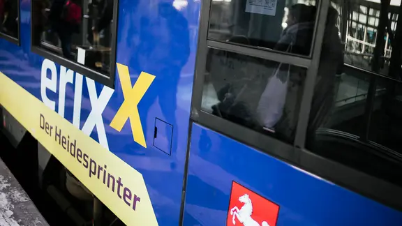 Die Störung ist behoben, teilte das Unternehmen Erixx mit. (Themenbild) | NDR, Julius Matuschik Ein Zug der Eisenbahngesellschaft "Erixx" mit der Aufschrift "Der Heidesprinter" steht im Hauptbahnhof Hannover.
