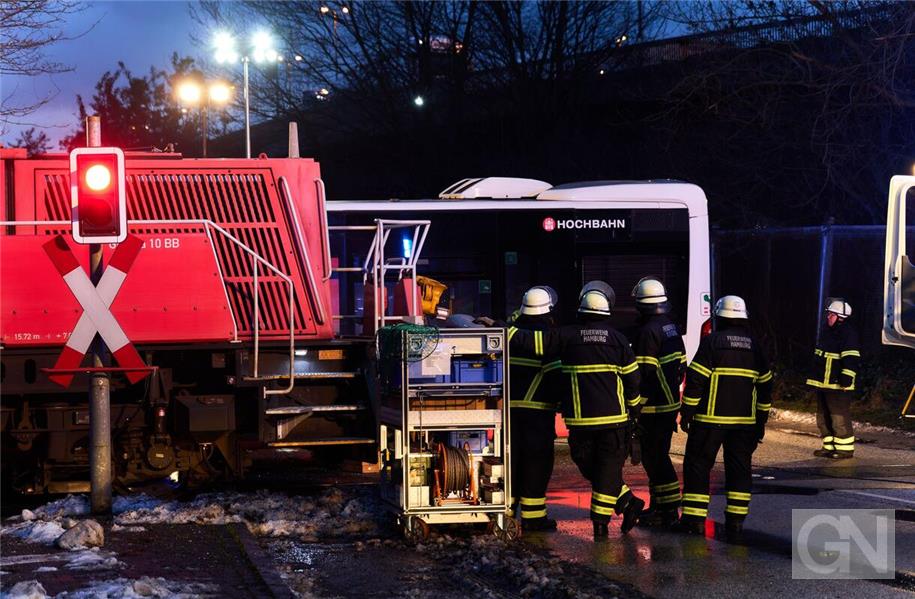 Ein Toter und mehrere Verletzte im Bus bei Unfall in Hamburg