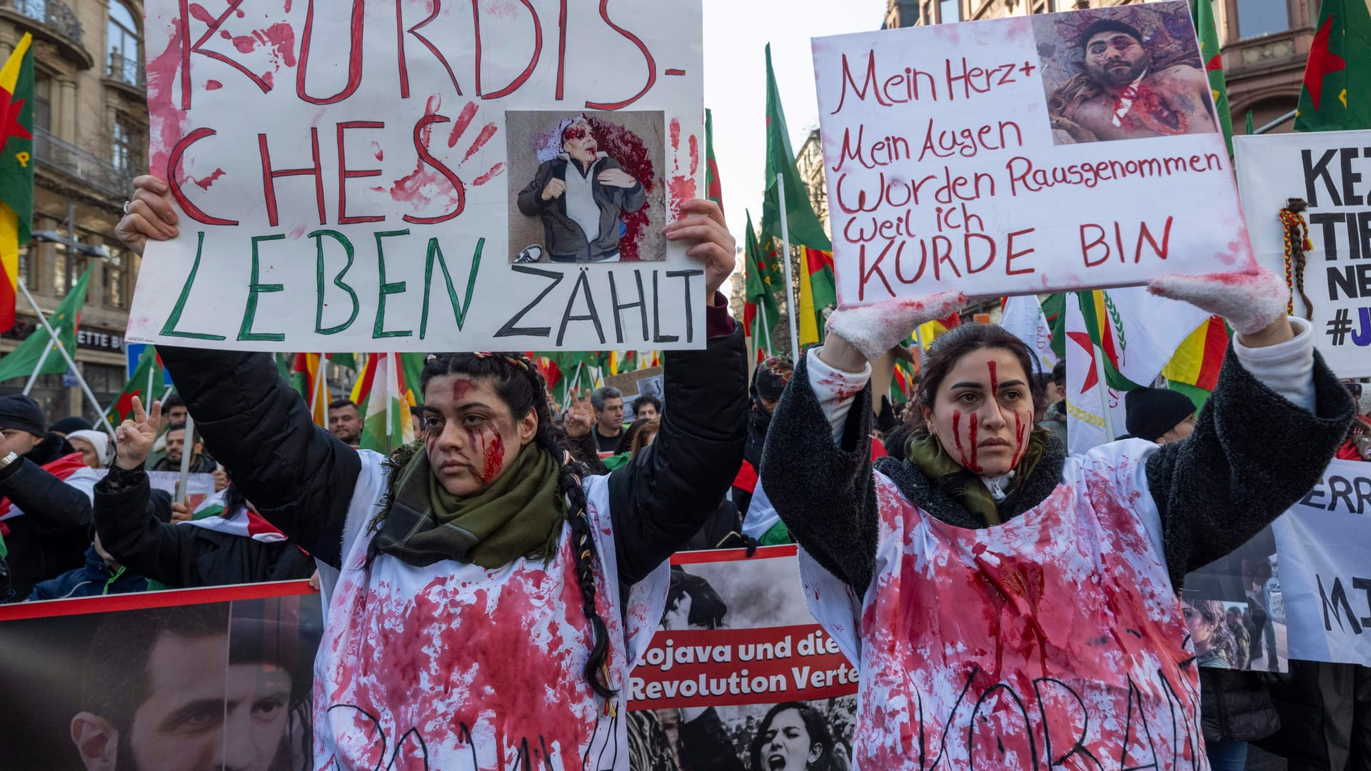 Etwa 4.500 Menschen beteiligen sich an einer pro-kurdischen Demonstration zur Lage in Nordsyrien in der Innenstadt von Frankfurt am Main.