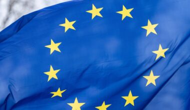 Eine Europaflagge weht im Wind.