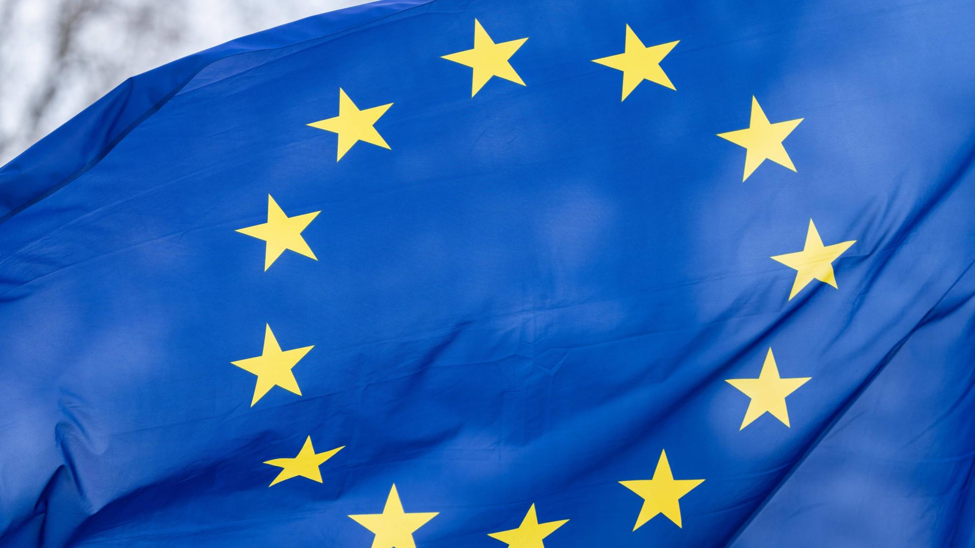Eine Europaflagge weht im Wind. Eine Europaflagge weht im Wind.