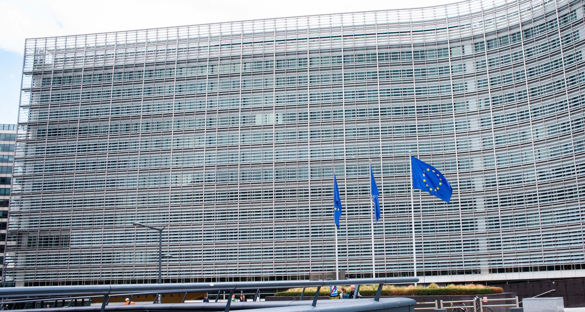 Fahnen der Europäischen Union wehen vor dem Berlaymont-Gebäude in Brüssel, dem Sitz der EU-Kommission.