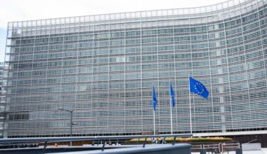 Fahnen der Europäischen Union wehen vor dem Berlaymont-Gebäude in Brüssel, dem Sitz der EU-Kommission.