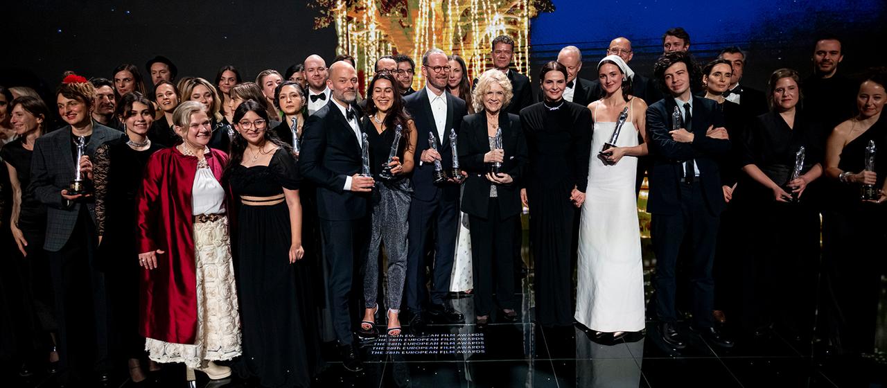 Die Preisträger stehen bei der Verleihung des 38. Europäischen Filmpreises auf der Bühne. | dpa Die Preisträger stehen bei der Verleihung des 38. Europäischen Filmpreises auf der Bühne.