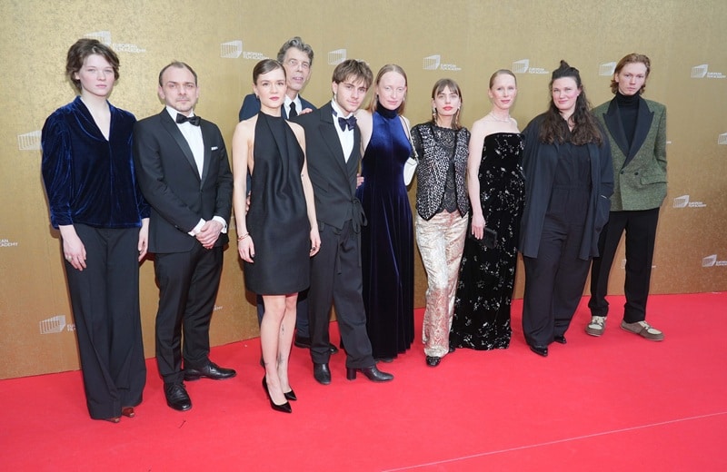 Versammelte Cast- und Crewmitglieder von 