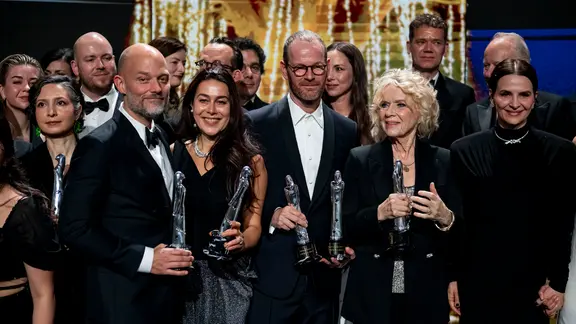 Die Preisträger der europäischen Filmpreise 2026 (darunter Joachim Trier, Mitte) freuen sich über ihre Auszeichnung | Fabian Sommer/dpa +++ dpa-Bildfunk Die Preisträger der europäischen Filmpreise 2026 (darunter Joachim Trier, Mitte) freuen sich über ihre Auszeichnung