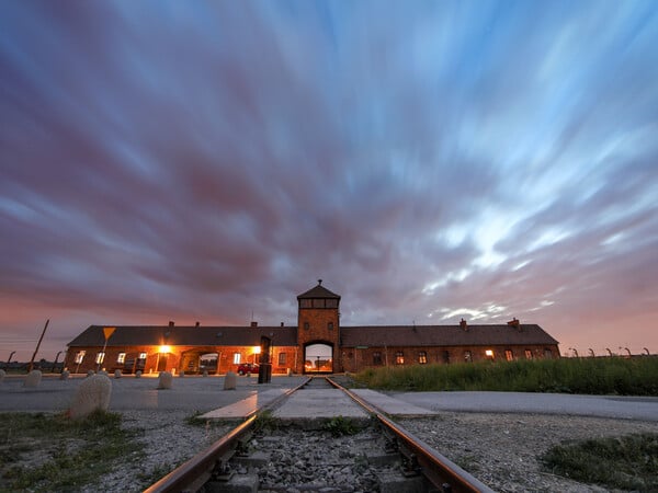 Blick auf das Tor zum früheren Vernichtungsslager Auschwitz-Birkenau aufgenommen am Abend (Langzeitbelichtung). Am 27. Januar 1945 wurde das nationalsozialistische Konzentrationslager Auschwitz von der Roten Armee befreit. +++ dpa-Bildfunk +++