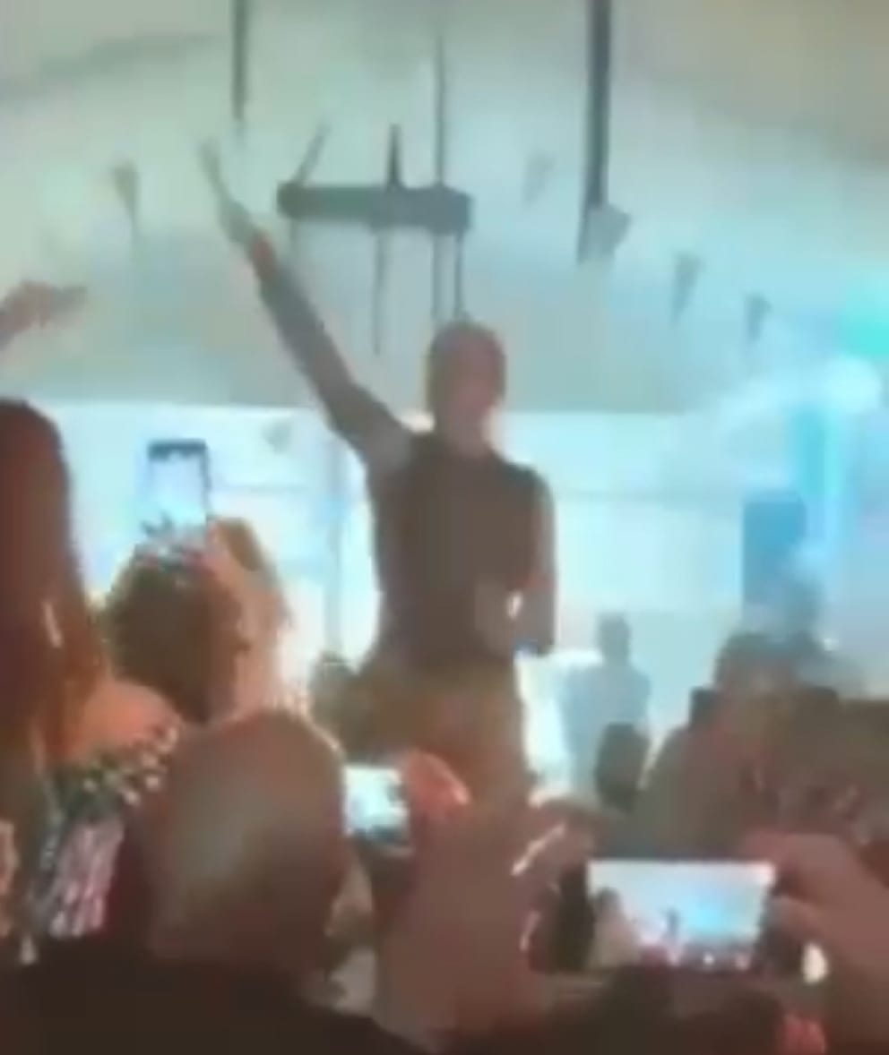 Bei einem Konzert in der Nacht vom 17. auf den 18. September 2022 soll Melanie Müller den Hitlergruß gezeigt habe