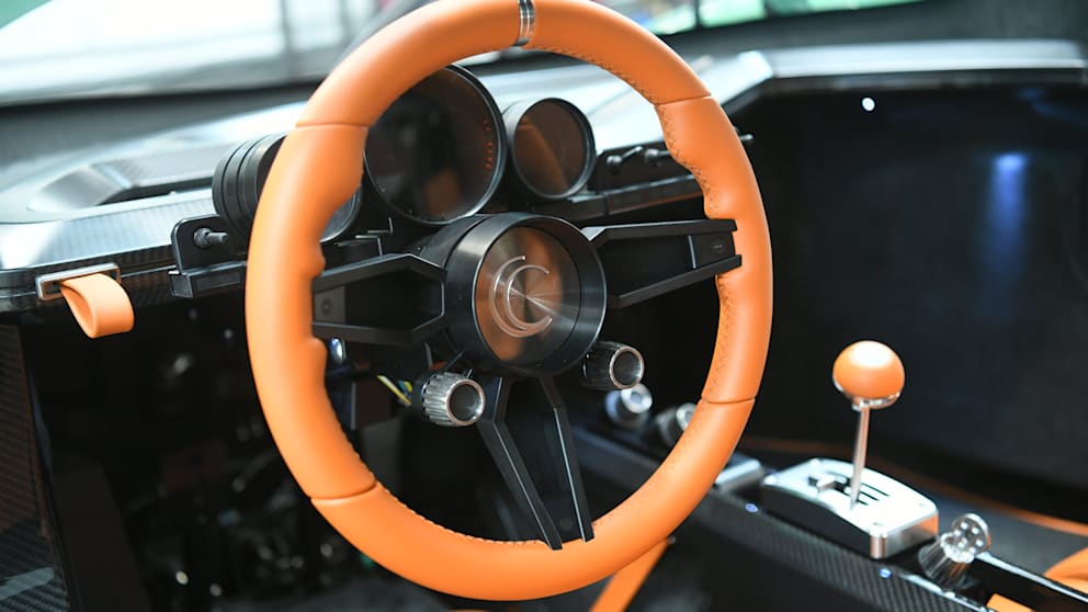 Analoges Paradies: Rundinstrumente, Leder und Dogleg-Schaltung – das Cockpit des Capricorn 01 Zagato ist eine Hommage an die reine Fahrkunst