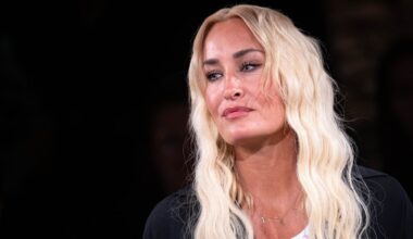 Sarah Connor sitzt im Dunkeln