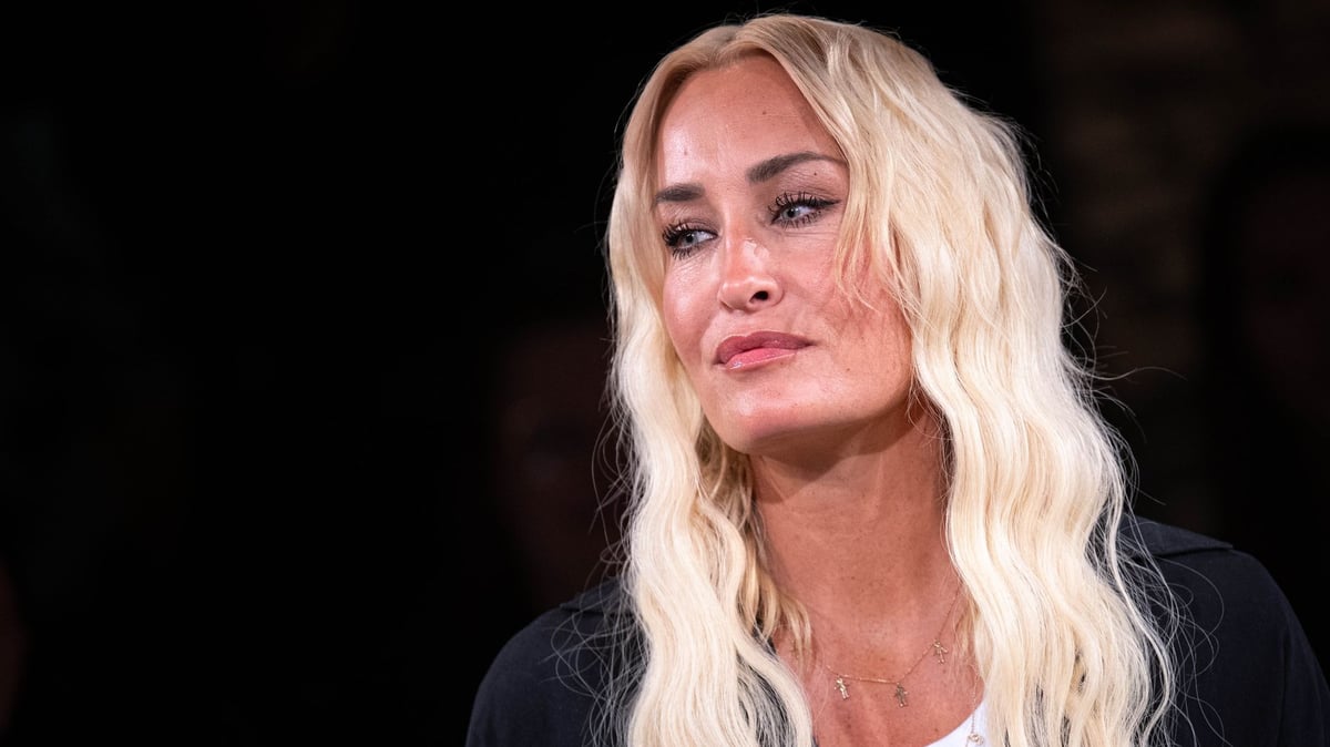 Sarah Connor sitzt im Dunkeln