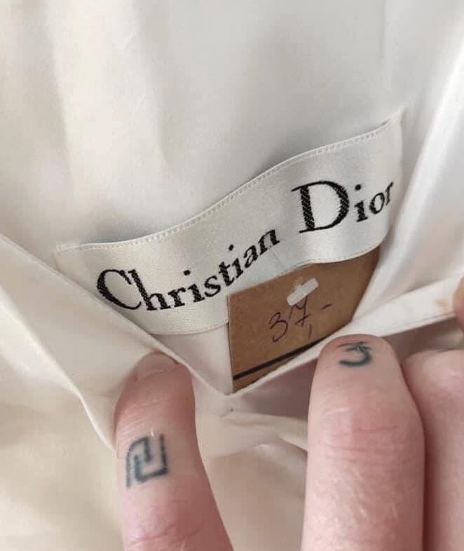 Das Etikett im Inneren des Kleides mit dem Label von Modeschöpfer Christian Dior
