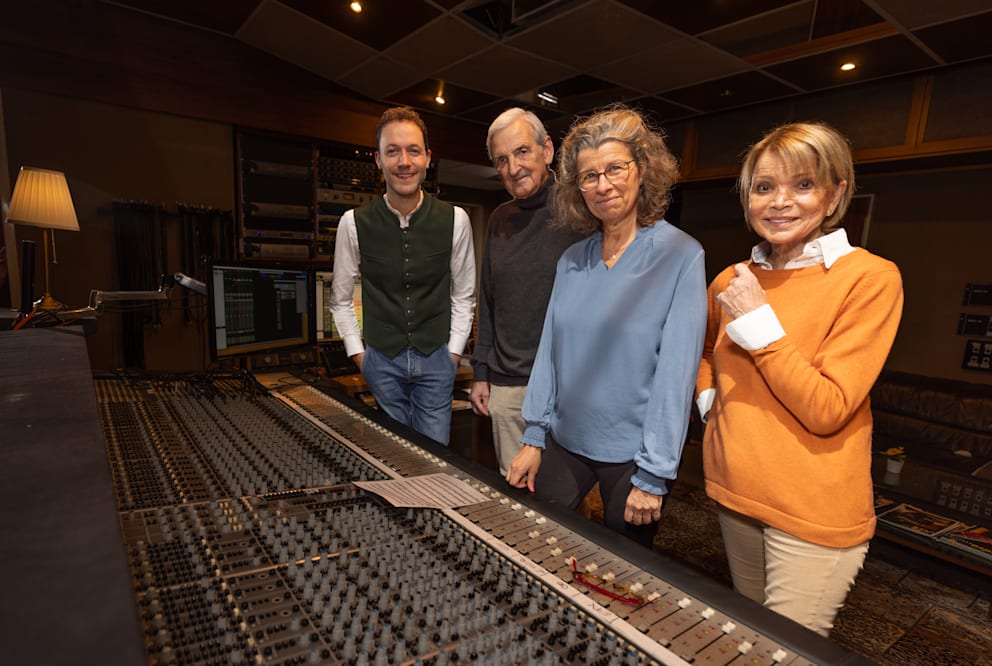 Im Einsatz für den guten Zweck: Knabenchor-Leiter Marco Barbon (36, l.), Glas-Ehemann Dieter Hermann (75), Barbara Schmidt-Gaden (54, 2.v.r.), Chefin des Tölzer Knabenchores, und TV-Star Uschi Glas (81)