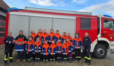 Cremlingen: Für jedes Wetter gewappnet: Neue Jacken für die Kinderfeuer