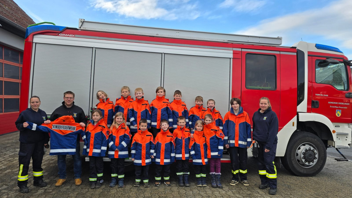 Cremlingen: Für jedes Wetter gewappnet: Neue Jacken für die Kinderfeuer