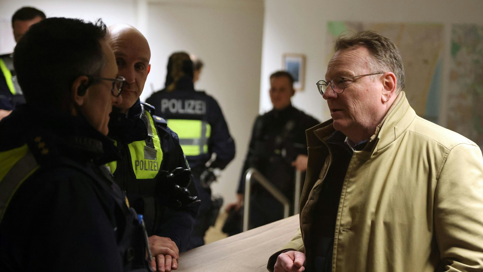 Oberbürgermeister Torsten Burmester mit Polizisten