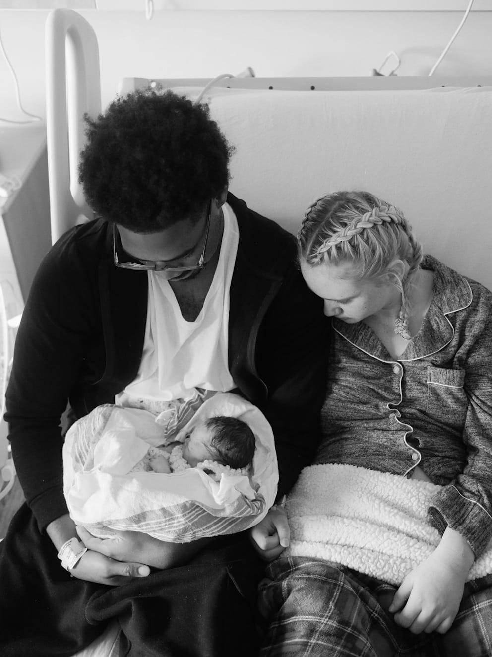 Zwischen Trauer und Hoffnung: Tini Younger und ihr Ehemann im Krankenhaus nach der Geburt