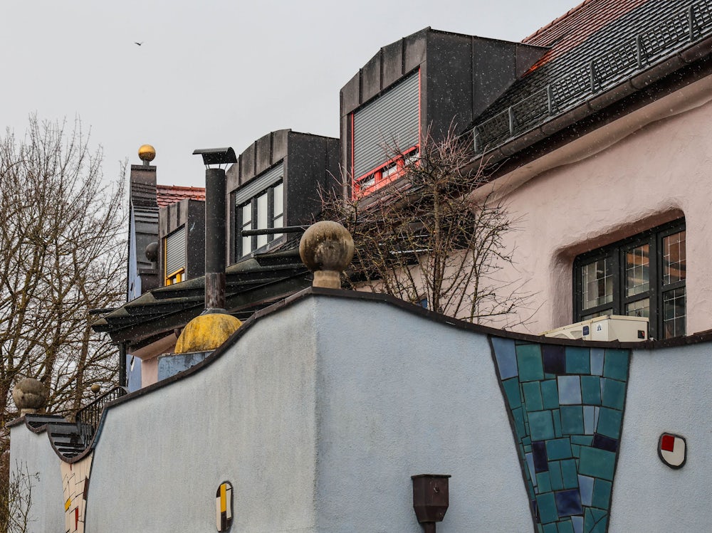 Die Rückseite mit geschwungener Terrassenbalustrade über der Backstube.