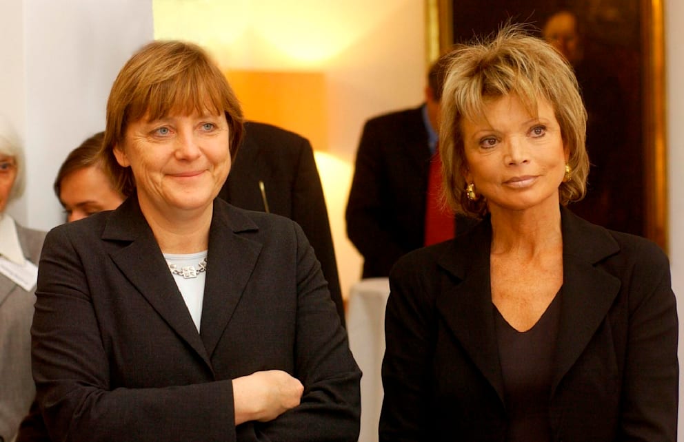 Sie ist eine der ganz großen Deutschen. Zu ihrem sechzigsten Geburtstag im März 2004 ehrte die „Deutsche Hospiz Stiftung“ Glas für ihr Engagement. Die Laudatio hielt die damalige CDU-Vorsitzende Angela Merkel (damals 49)