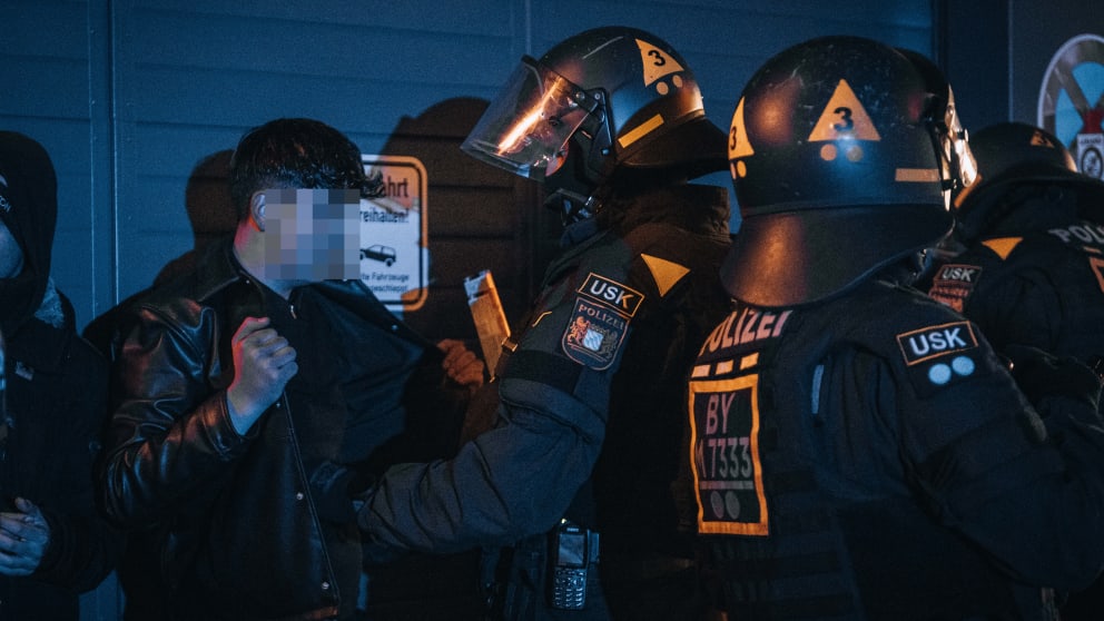 Die Sondereinheit kontrolliert einen Jugendlichen