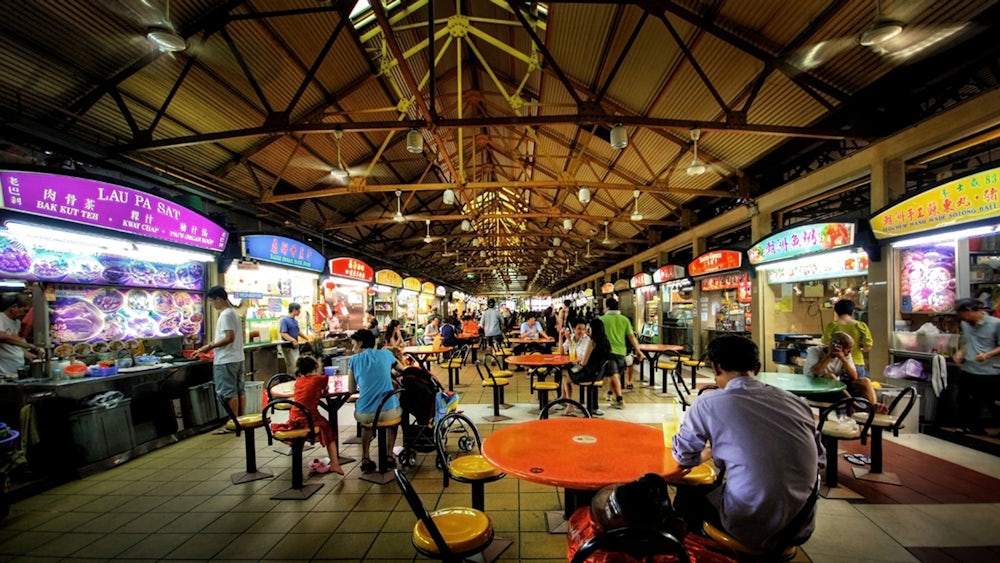 Blick durchs Maxwell Food Centre: Hier isst man vor allem Hainanese Chicken Rice-Gerichte.