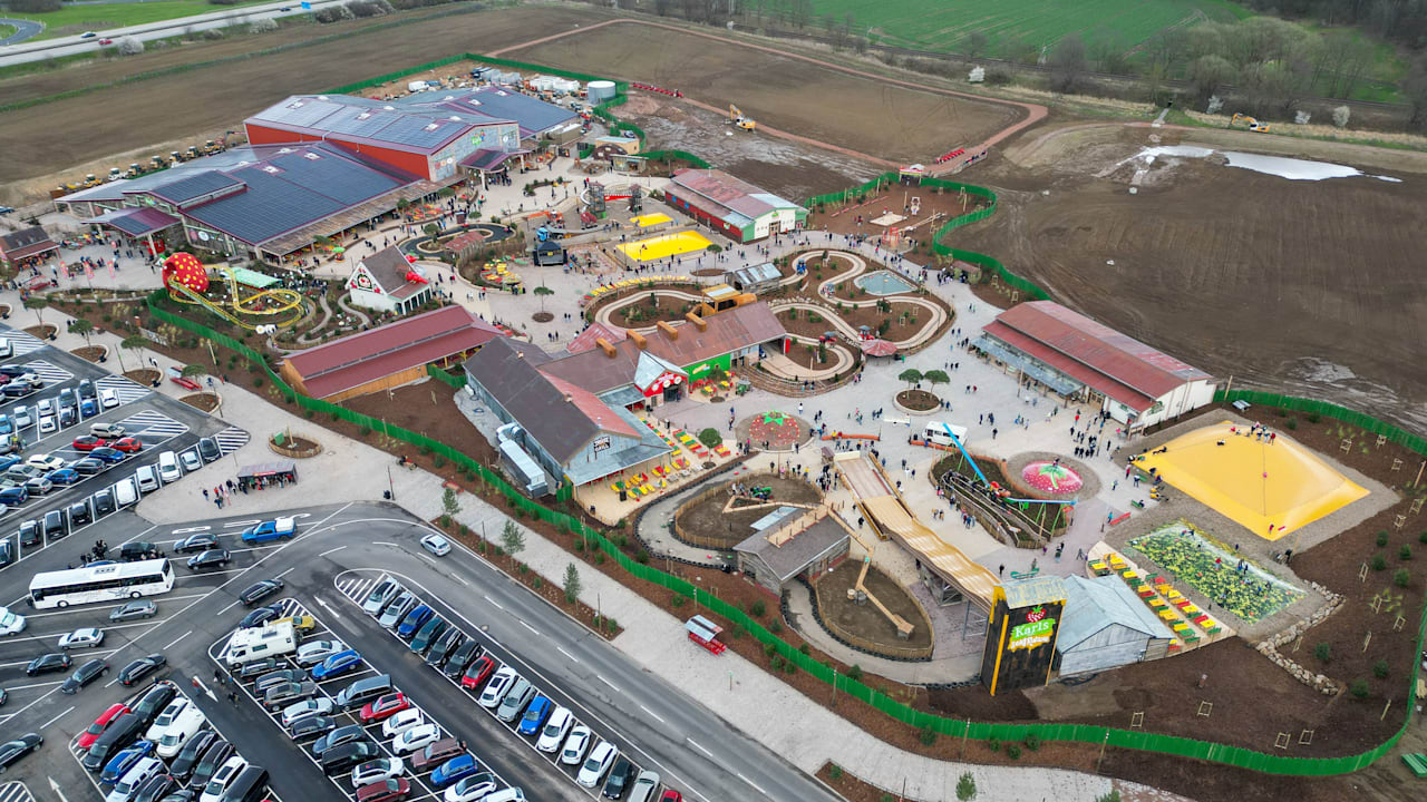 Rekord auf Karls Erdbeerhof: Freizeitpark bekommt neue Achterbahn | Regional
