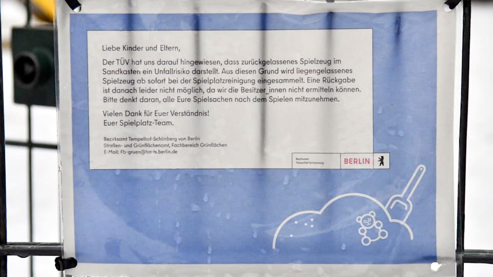 Dieses Schild hängt jetzt am Eingang des Spielplatzes