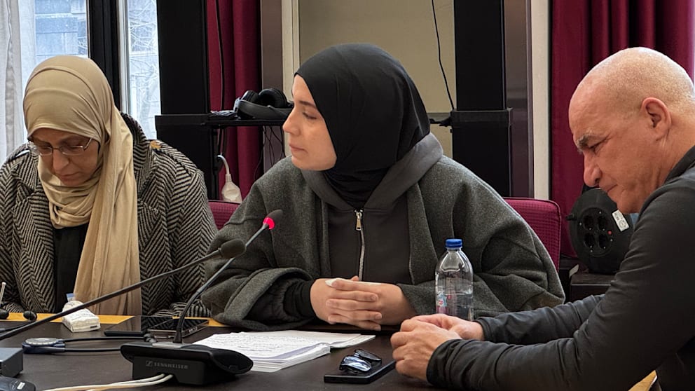 Die Schwester (Mitte) und die Eltern der Getöteten (links und rechts) nahmen als Nebenkläger am Prozess teil. Das Gericht sprach ihnen ein Hinterbliebenengeld in Höhe von insgesamt 55.000 Euro zu