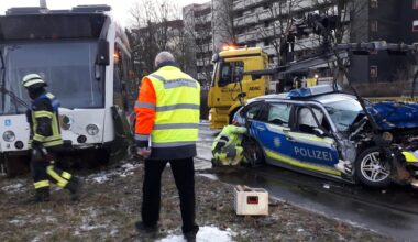 Crash in Augsburg: Drei Verletzte! Polizeiauto kracht in Straßenbahn | Regional