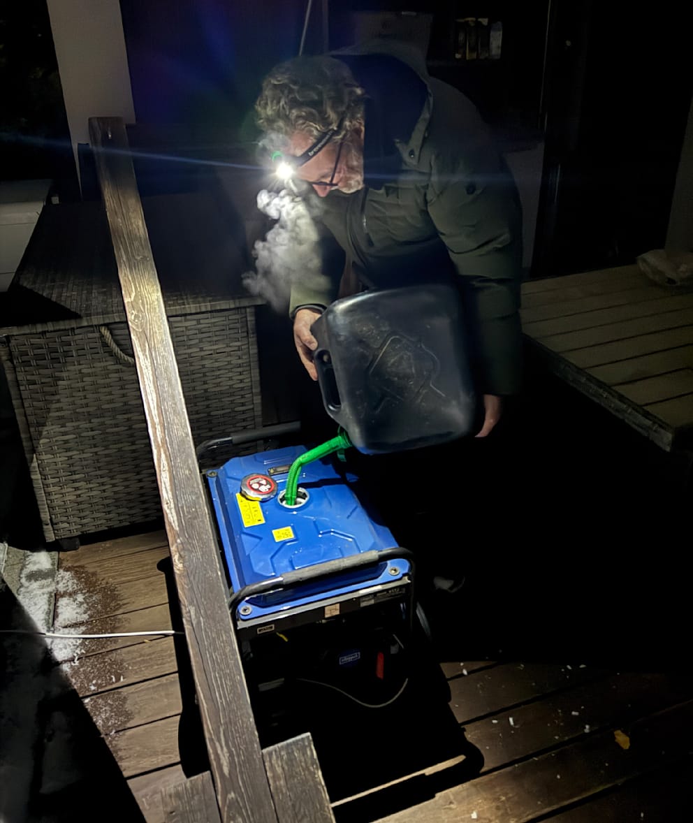 Friedrich (61) befüllt seinen Dieselgenerator