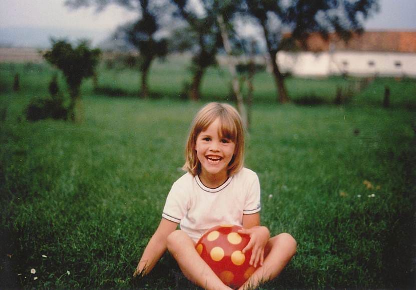 Die kleine Judith als Kindergartenkind auf der Wiese mit ihrem roten Ball, auch als Kind liebte es die heutige Moderatorin in der Natur zu sein