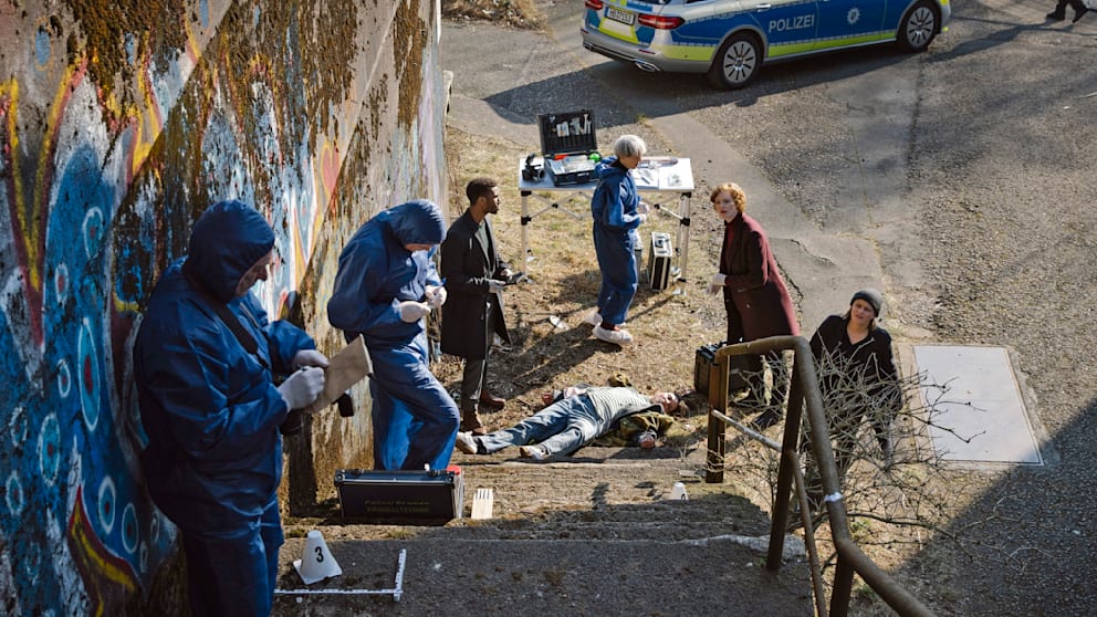 Vor dem Club „Blue Moon“ wird die Leiche einer jungen Frau gefunden, es ist die Studentin Annalena