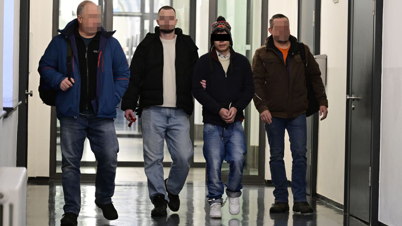 Prozess in Dresden: Tunesier verletzt Familie mit Baby auf Spielplatz | Regional