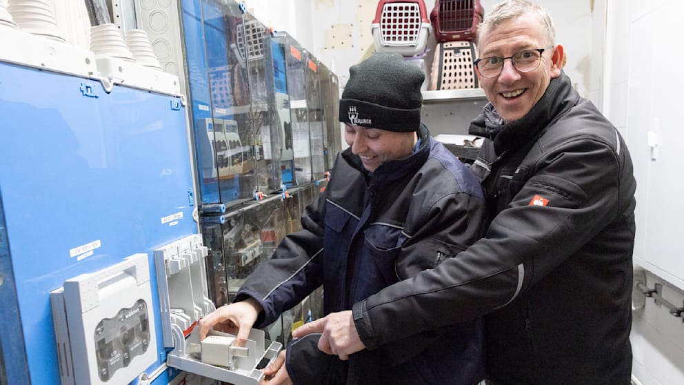Damit Tiere behandelt werden können, schloss Elektromeister Bert Rümpel (54, r.) ein Notstromaggregat an
