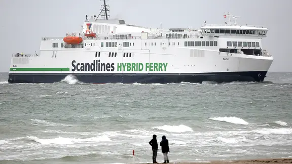 Die Fähre "Berlin" der Reederei Scandlines läuft in den Seehafen Rostock ein. Quelle: dpa-Bildfunk | dpa-Bildfunk, Bernd Wüstneck Die Fähre "Berlin" der Reederei Scandlines läuft in den Seehafen Rostock ein. Quelle: dpa-Bildfunk