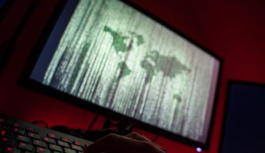 Ein Mann sitzt am Rechner und tippt auf einer Tastatur.