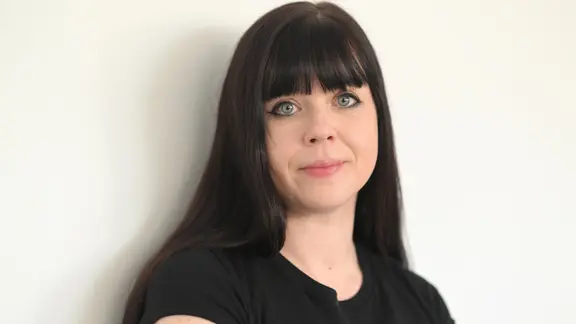 Eine Frau mit dunklen langen Haaren blickt in die Kamera | picture alliance / BARBARA GINDL / APA / picturedesk.com Eine Frau mit dunklen langen Haaren blickt in die Kamera