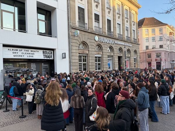 21.01.2026, Berlin: Zahlreiche Menschen stehen vor einem Plattenladen im Berliner Stadtbezirk Neukölln, um im Shop die neue Single von Harry Styles hören zu können. Foto: Lisa Forster/dpa +++ dpa-Bildfunk +++